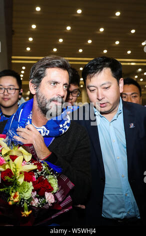 Spanish football manager Quique Sanchez Flores di Shanghai Groenlandia Shenhua FC è illustrato dopo che arrivano a Shanghai Pudong International Airpor Foto Stock