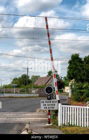 Un attraversamento ferroviario nella piccola cittadina di Formerie, nel nord della Francia Foto Stock