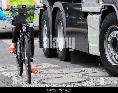 Berlino, Germania. Il 30 luglio, 2019. Un ciclista aziona accanto a un carrello. Berliner Wasserbetriebe è la presentazione di tre dei suoi 88 camion aggiornati retroattivamente con spegnimento assistenti. Credito: Annette Riedl/dpa/Alamy Live News Foto Stock