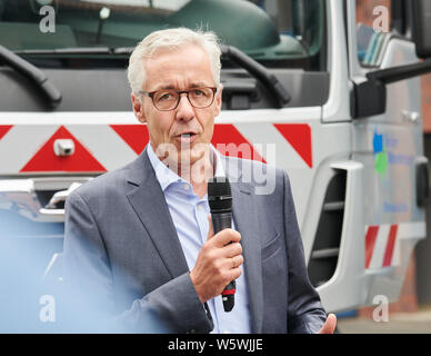 Berlino, Germania. Il 30 luglio, 2019. Jörg Simon, CEO della Berliner Wasserbetriebe, presenta tre dei 88 camion della Berliner Wasserbetriebe aggiornati retroattivamente con spegnimento assistenti. Credito: Annette Riedl/dpa/Alamy Live News Foto Stock