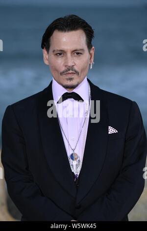 Attore americano Johnny Depp arriva sul tappeto rosso per la cerimonia di chiusura del primo Hainan International Film Festival nella città di Sanya, sud Chi Foto Stock