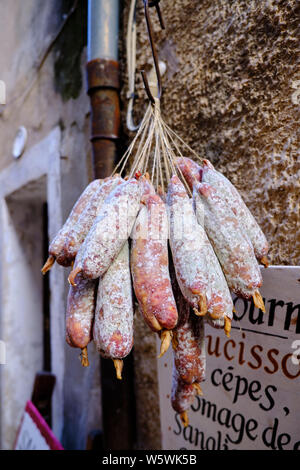 Salsiccia francese per la vendita, appeso al di fuori di un francese di charcuterie shop Foto Stock