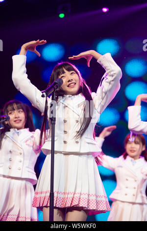 I membri di idolo cinese ragazza gruppo AKB48 Team SH, una sorella ufficiale del gruppo il idol giapponese ragazza gruppo AKB48, eseguire durante il loro debutto premere con Foto Stock