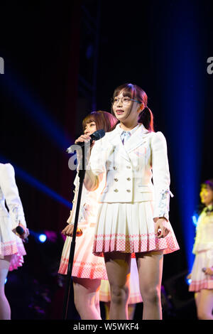 I membri di idolo cinese ragazza gruppo AKB48 Team SH, una sorella ufficiale del gruppo il idol giapponese ragazza gruppo AKB48, eseguire durante il loro debutto premere con Foto Stock