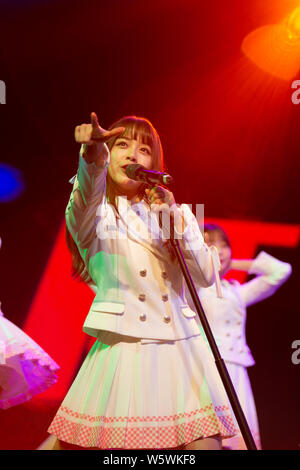 I membri di idolo cinese ragazza gruppo AKB48 Team SH, una sorella ufficiale del gruppo il idol giapponese ragazza gruppo AKB48, eseguire durante il loro debutto premere con Foto Stock