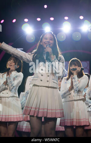 I membri di idolo cinese ragazza gruppo AKB48 Team SH, una sorella ufficiale del gruppo il idol giapponese ragazza gruppo AKB48, eseguire durante il loro debutto premere con Foto Stock