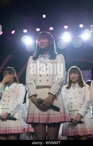 I membri di idolo cinese ragazza gruppo AKB48 Team SH, una sorella ufficiale del gruppo il idol giapponese ragazza gruppo AKB48, eseguire durante il loro debutto premere con Foto Stock