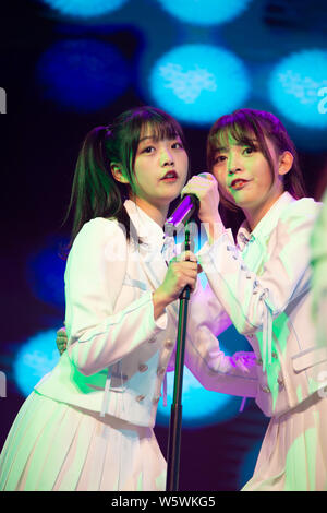 I membri di idolo cinese ragazza gruppo AKB48 Team SH, una sorella ufficiale del gruppo il idol giapponese ragazza gruppo AKB48, eseguire durante il loro debutto premere con Foto Stock