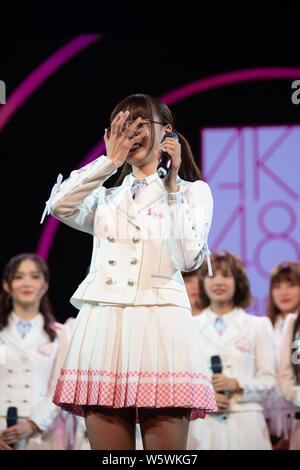 I membri di idolo cinese ragazza gruppo AKB48 Team SH, una sorella ufficiale del gruppo il idol giapponese ragazza gruppo AKB48, eseguire durante il loro debutto premere con Foto Stock