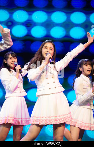 I membri di idolo cinese ragazza gruppo AKB48 Team SH, una sorella ufficiale del gruppo il idol giapponese ragazza gruppo AKB48, eseguire durante il loro debutto premere con Foto Stock
