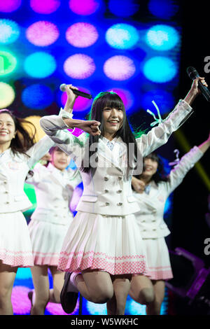 I membri di idolo cinese ragazza gruppo AKB48 Team SH, una sorella ufficiale del gruppo il idol giapponese ragazza gruppo AKB48, eseguire durante il loro debutto premere con Foto Stock