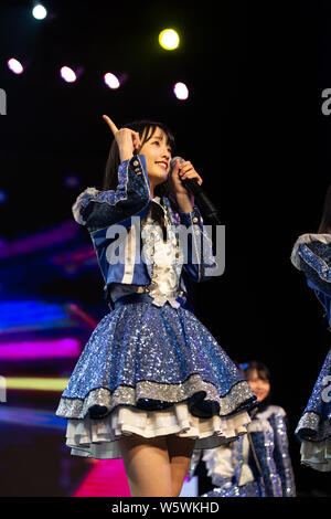 I membri di idolo cinese ragazza gruppo AKB48 Team SH, una sorella ufficiale del gruppo il idol giapponese ragazza gruppo AKB48, eseguire durante il loro debutto premere con Foto Stock