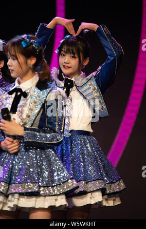 I membri di idolo cinese ragazza gruppo AKB48 Team SH, una sorella ufficiale del gruppo il idol giapponese ragazza gruppo AKB48, eseguire durante il loro debutto premere con Foto Stock