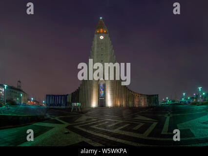 Hallgrímskirkja, chiesa di Reykjavík Islanda nella stagione invernale di notte Foto Stock