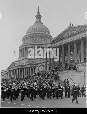 Fotografia della banda militare marching passato U.S. Capitol durante le cerimonie in onore di Admiral Chester Nimitz. Foto Stock