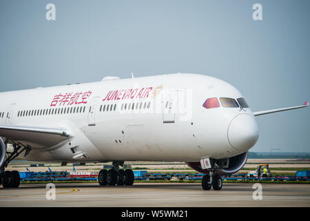 Il Boeing Dreamliner 787-9 di Juneyao Airlines è illustrato dopo che il suo volo inaugurale da Shanghai a Shenzhen di Shenzhen Bao'an International Air Foto Stock