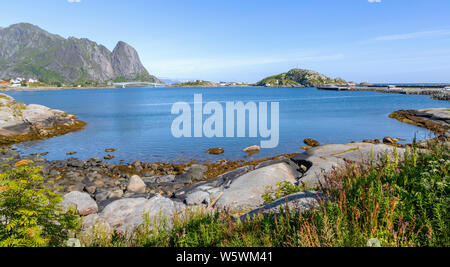 Vista costiera della bellezza dell'arcipelago delle Lofoten, dalla riva del Reine, sull'isola di Moskenesøya, Isole Lofoten, Nordland, Norvegia. Foto Stock