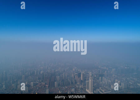 Una veduta aerea di grattacieli avvolto dalla nebbia pesante nella città di Wuhan, Cina centrale della provincia di Hubei, 26 novembre 2018. Foto Stock