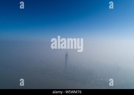 Una veduta aerea di grattacieli avvolto dalla nebbia pesante nella città di Wuhan, Cina centrale della provincia di Hubei, 26 novembre 2018. Foto Stock