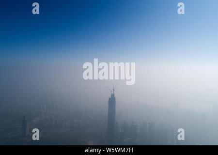 Una veduta aerea di grattacieli avvolto dalla nebbia pesante nella città di Wuhan, Cina centrale della provincia di Hubei, 26 novembre 2018. Foto Stock