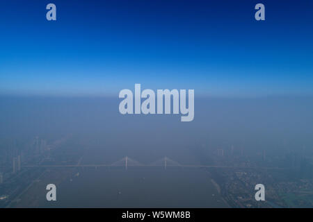 Una veduta aerea di grattacieli avvolto dalla nebbia pesante nella città di Wuhan, Cina centrale della provincia di Hubei, 26 novembre 2018. Foto Stock