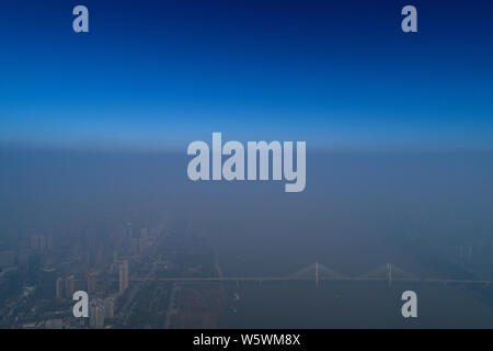 Una veduta aerea di grattacieli avvolto dalla nebbia pesante nella città di Wuhan, Cina centrale della provincia di Hubei, 26 novembre 2018. Foto Stock