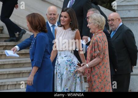 Madrid, Spagna. Il 30 luglio 2019. Letizia regina di Spagna in visita alla Biblioteca Nazionale di Madrid, è stato ricevuto dal Ministro della Cultura José Guirao e il direttore della Ana Santos Libreria. La Biblioteca Nazionale di Spagna fu fondata da Felipe V alla fine del 1711 e inaugurato nel marzo 1712 come il Royal biblioteca pubblica. I libri stampati in Spagna devono depositare una copia per conservarle. Nel 1836, la biblioteca ha cessato di essere di proprietà della corona e accaduto a dipendono dal Ministero dell'Interno, e ha ricevuto per la prima volta il nome di Biblioteca Nazionale. Credito: dpa picture alliance/Alamy Live News Foto Stock