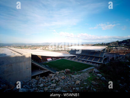 Vista in elevazione dalla cava al passo e al di là della città. Stadio Comunale di Braga, Braga, Portogallo. Architetto: Eduardo Souto de Moura, 2003. Foto Stock