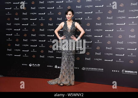 Hong Kong attrice Carina Lau arriva sul tappeto rosso per il cinquantacinquesimo Golden Horse Awards di Taipei, Taiwan, 17 novembre 2018. Foto Stock