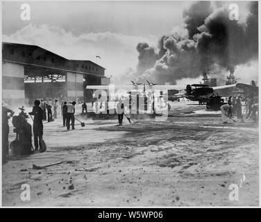 Fotografia delle riparazioni al grembiule al Ford Island Naval Air Station, Hawaii, campo di applicazione e il contenuto: si tratta di una fotografia navale di documentare l'attacco giapponese a Pearl Harbor, Hawaii che ha avviato negli Stati Uniti " partecipazione alla Seconda Guerra Mondiale. Didascalia originale: Pulizia del grembiule a Ford Island, Naval Air Station a Pearl Harbor, dopo l'attacco giapponese su 7 Dicembre, 1941. Note generali: Questa fotografia è stata originariamente assunto da un fotografo navale immediatamente dopo l'attacco giapponese a Pearl Harbor, ma è venuto per essere archiviato in un atto di citazione di applicazione di Habeas Corpus caso numero 298 Foto Stock