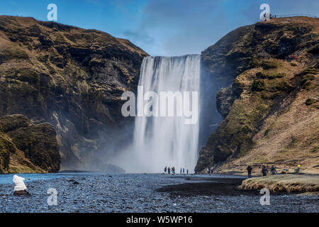 Skogafoss cascata situata sul fiume Skogo nel sud dell'Islanda presso le scogliere della costa ex Foto Stock