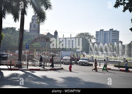 Strade di Yangon, l'ex capitale birmana vicino Sule Pagoda e Yangon city hall - Myanmar Foto Stock