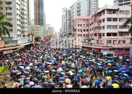 Hong Kong Cina - Luglio 27st, 2019. Non autorizzati per dimostrazione di massa a recuperare Yuen Long turend violento quando la polizia ha distribuito i gas lacrimogeni e pallottole di gomma per disperdere la demo a Yuen Long alla stazione MTR. Foto Stock