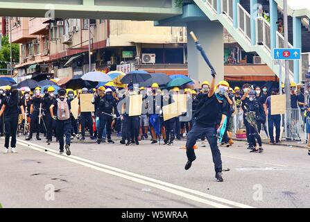 Hong Kong Cina - Luglio 27st, 2019. Non autorizzati per dimostrazione di massa a recuperare Yuen Long turend violento quando la polizia ha distribuito i gas lacrimogeni e pallottole di gomma per disperdere la demo a Yuen Long alla stazione MTR. Foto Stock