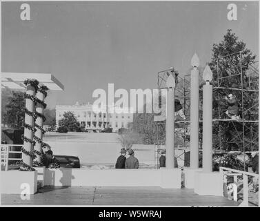 Fotografia di operai preparando l'altoparlante di piattaforma per l'illuminazione della comunità nazionale albero di Natale, con il Portico Sud della Casa Bianca in background. Foto Stock