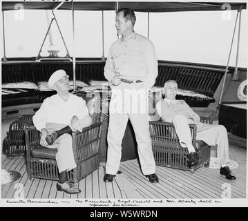 Fotografia scattata durante la crociera di vacanza del Presidente Harry Truman alle Bermuda. L a R: Il Presidente Truman, il Capitano James Foskett e Ted segni sul fiocco di yacht Williamsburg, in rotta verso Bermuda. Foto Stock