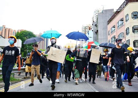 Hong Kong Cina - Luglio 27st, 2019. Non autorizzati per dimostrazione di massa a recuperare Yuen Long turend violento quando la polizia ha distribuito i gas lacrimogeni e pallottole di gomma per disperdere la demo a Yuen Long alla stazione MTR. Foto Stock