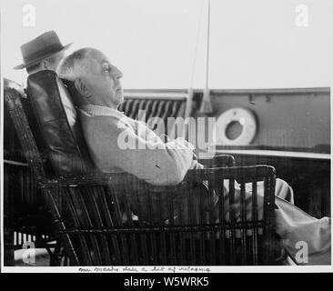 Fotografia scattata durante la crociera di vacanza del Presidente Harry Truman alle Bermuda. Il Presidente Truman's longtime amico Ted Marchi, rilassa su il fiocco di yacht Williamsburg, in rotta verso Bermuda. Foto Stock