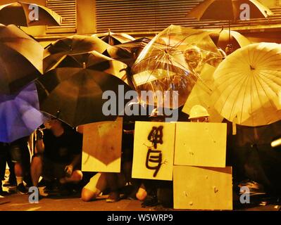 Hong Kong Cina - Luglio 27st, 2019. Non autorizzati per dimostrazione di massa a recuperare Yuen Long turend violento quando la polizia ha distribuito i gas lacrimogeni e pallottole di gomma per disperdere la demo a Yuen Long alla stazione MTR. Foto Stock