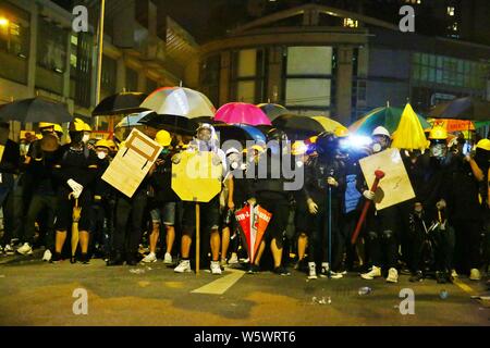 Hong Kong Cina - Luglio 27st, 2019. Non autorizzati per dimostrazione di massa a recuperare Yuen Long turend violento quando la polizia ha distribuito i gas lacrimogeni e pallottole di gomma per disperdere la demo a Yuen Long alla stazione MTR. Foto Stock