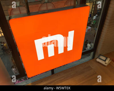 --FILE--Vista di un negozio di Xiaomi nella città di Wuhan, Cina centrale della provincia di Hubei, 1 ottobre 2018. Della Cina di due imprese più caldi JD e Xiaomi ha annunciato t Foto Stock