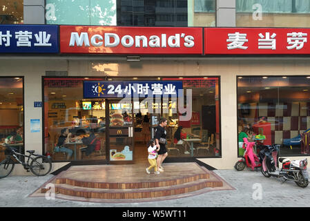 --FILE--A passeggiate a piedi passato a un fast food ristorante di McDonald in città di Wuhan, Cina centrale della provincia di Hubei, 13 settembre 2018. McDonald è Foto Stock