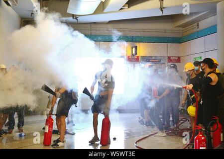Hong Kong Cina - Luglio 27st, 2019. Non autorizzati per dimostrazione di massa a recuperare Yuen Long turend violento quando la polizia ha distribuito i gas lacrimogeni e pallottole di gomma per disperdere la demo a Yuen Long alla stazione MTR. Foto Stock