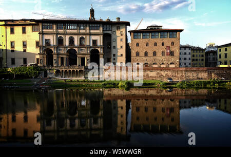 Gli edifici colorati riflettendo sul fiume Arno a Firenze, Italia Foto Stock