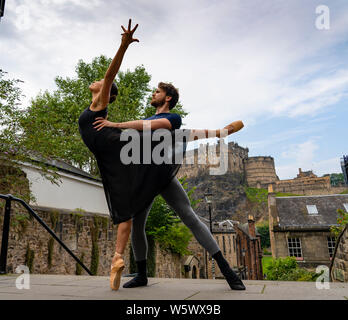 Edimburgo, Scozia, Regno Unito. Il 30 luglio, 2019. Artisti provenienti da Scottish Ballet presso un photocall sullo storico Vennel passi ai piedi del Castello di Edimburgo. Scottish Ballet sta eseguendo il crogiolo al Playhouse come parte del 2019 Edinburgh International Festival, Araminta Necrospettro e Nicholas Shoesmith Credito: Iain Masterton/Alamy Live News Foto Stock