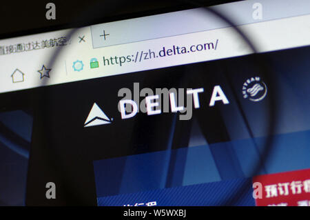 --FILE--un cinese netizen esplora il sito web della Delta Airlines su uno smartphone in Ji'nan city, est della Cina di provincia di Shandong, 13 gennaio 2018. Fl Foto Stock