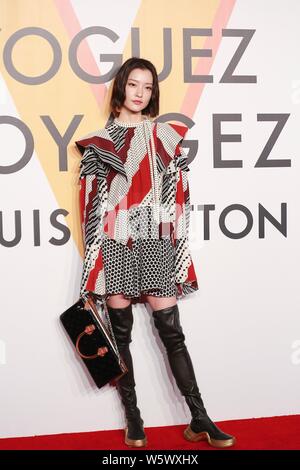 Modello cinese Du Juan pone come ella assiste la Louis Vuitton 'Volez, Voguez, Voyagez' mostra a Shanghai, in Cina, 15 novembre 2018. Foto Stock