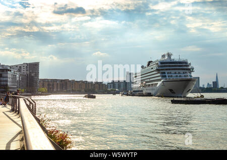 I turisti e la MV Viking Sky a Greenwich a Londra in Inghilterra Foto Stock