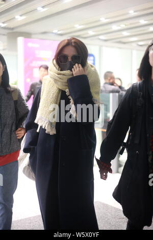 Hebe Tien Fu-chen della ragazza Taiwanese gruppo S.H.E è raffigurato presso l'Aeroporto Internazionale Capital di Pechino in Cina, 5 novembre 2018. Foto Stock