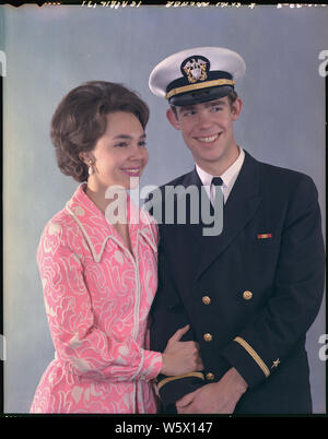 Ritratto di Julie e David Eisenhower (David in uniforme militare); campo di applicazione e il contenuto: nell'immagine: Julie Nixon Eisenhower, David Eisenhower. Oggetto: Julie e David - Ritratti. Foto Stock